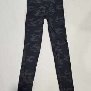 SPANX Kids Camo Leggings in Black and Dark Gray